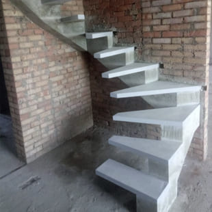 Законченная парящая бетонная лестница Готовая парящая лестница из бетона в Москве