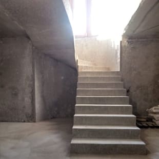 Законченная винтовая бетонная лестница Готовая винтовая лестница из бетона в Москве