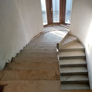 Законченная винтовая бетонная лестница Готовая винтовая лестница из бетона в Москве