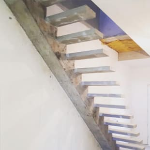 Законченная бетонная лестница на косоуре Готовая бетонная лестница на косоуре в Москве