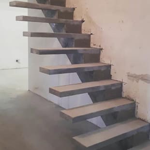 Законченная бетонная лестница на косоуре Готовая бетонная лестница на косоуре в Москве